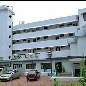 Hotel Queens Tourist